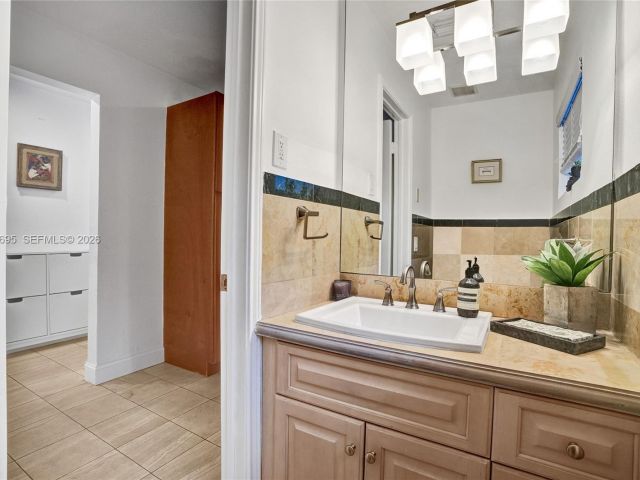 Дом в аренду по адресу 3087 Shipping Ave - фото 7449992