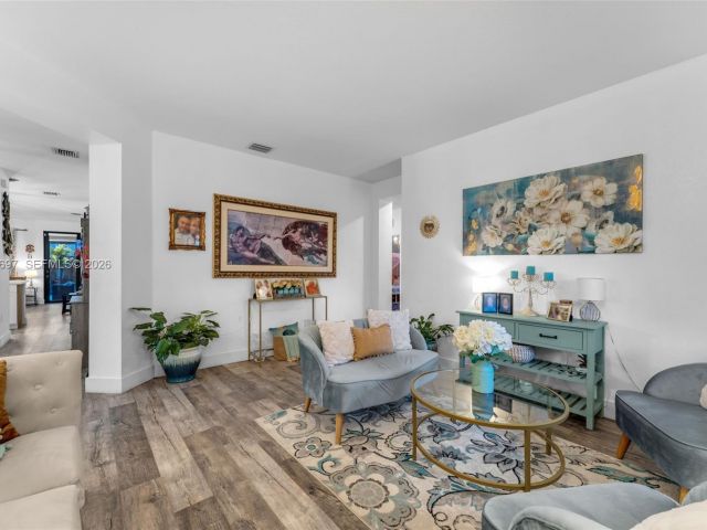 Продажа дома по адресу 2484 SE 2nd St - фото 7460476