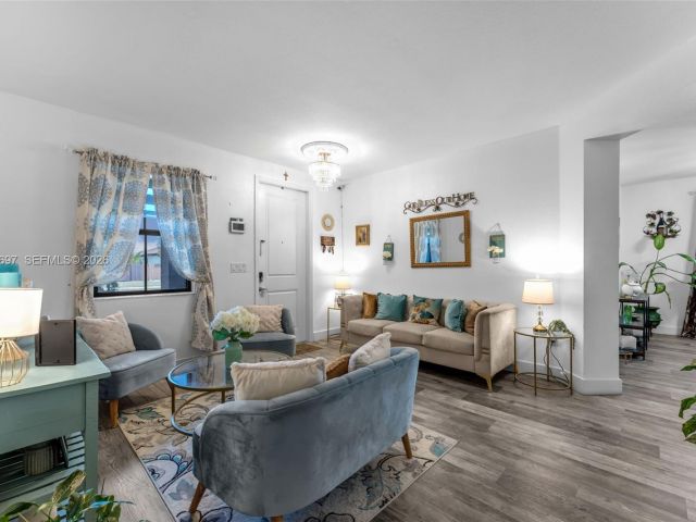 Продажа дома по адресу 2484 SE 2nd St - фото 7460477