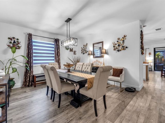 Продажа дома по адресу 2484 SE 2nd St - фото 7460478