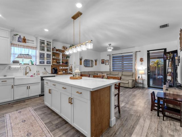 Продажа дома по адресу 2484 SE 2nd St - фото 7460480