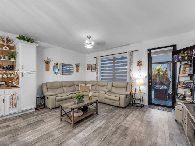 Продажа дома по адресу 2484 SE 2nd St - фото 7460482