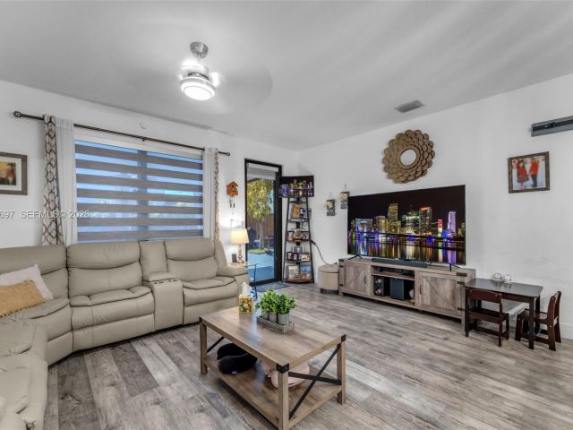 Продажа дома по адресу 2484 SE 2nd St - фото 7460484