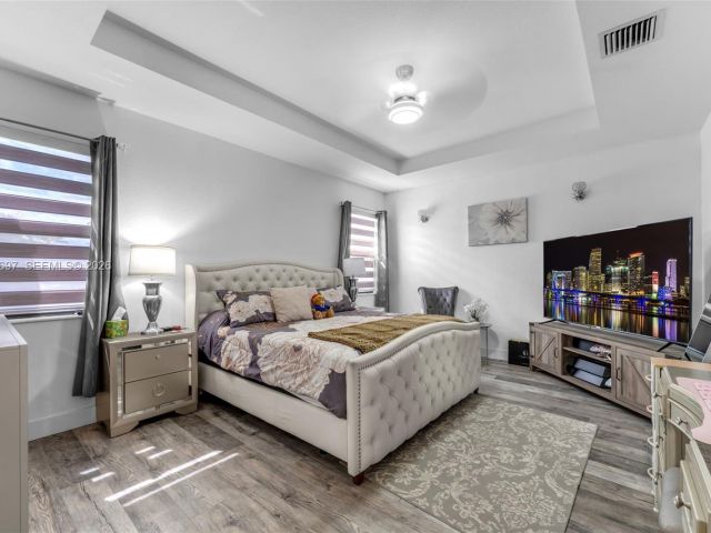 Продажа дома по адресу 2484 SE 2nd St - фото 7460489