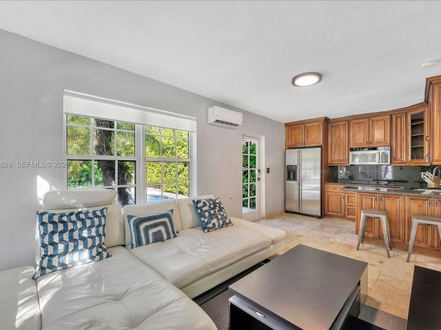 Продажа дома по адресу 1161 Sunset Dr - фото 7471110