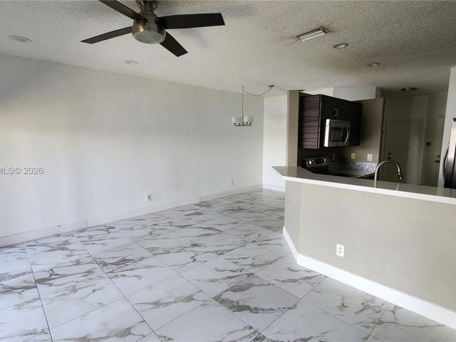 Дом в аренду по адресу 411 SW 120th Ave 411 - фото 7455885