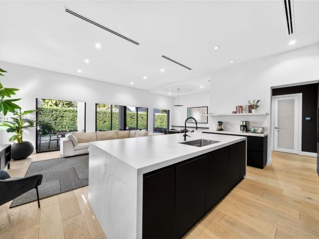 Продажа дома по адресу 7500 SW 55th Ave - фото 7514871