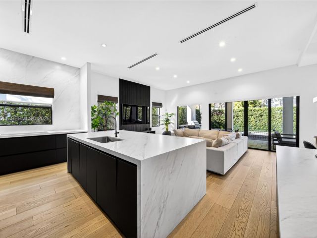 Продажа дома по адресу 7500 SW 55th Ave - фото 7514872