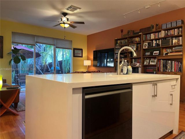 Продажа дома по адресу 7469 NW 112th Pl - фото 7486271