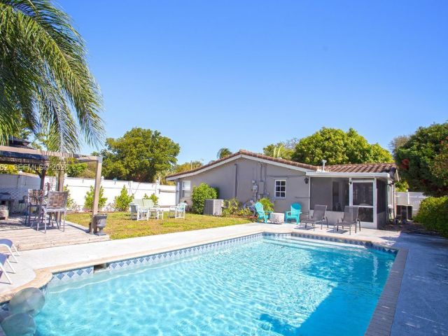 Продажа дома по адресу 2450 NE 18th St - фото 7515524