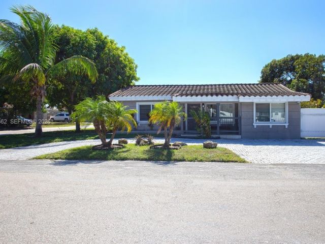 Продажа дома по адресу 2450 NE 18th St - фото 7515525