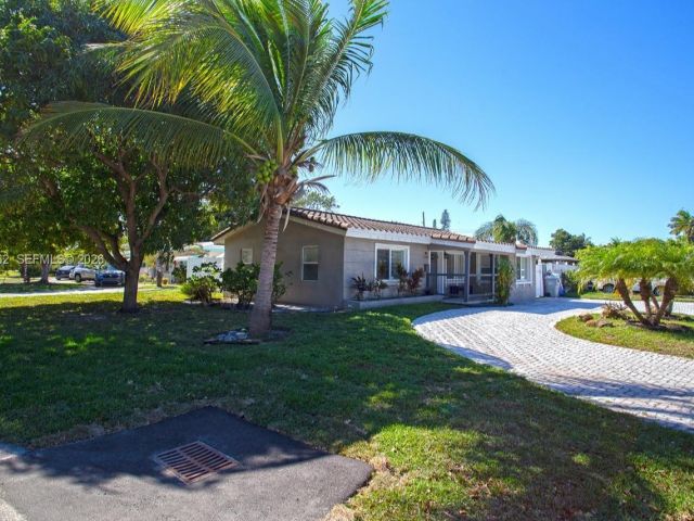 Продажа дома по адресу 2450 NE 18th St - фото 7515527