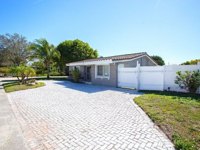 Продажа дома по адресу 2450 NE 18th St - фото 7515528