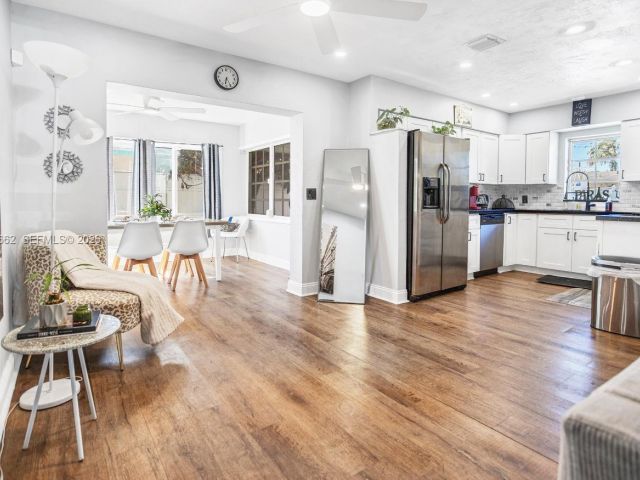 Продажа дома по адресу 2450 NE 18th St - фото 7515529