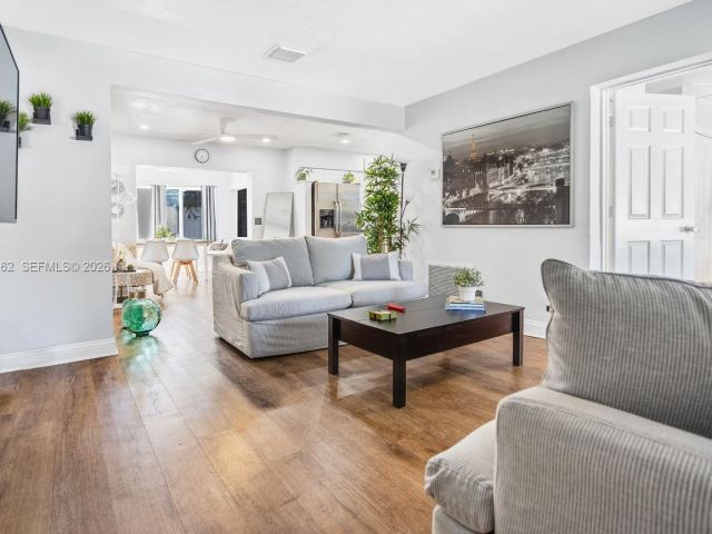 Продажа дома по адресу 2450 NE 18th St - фото 7515530