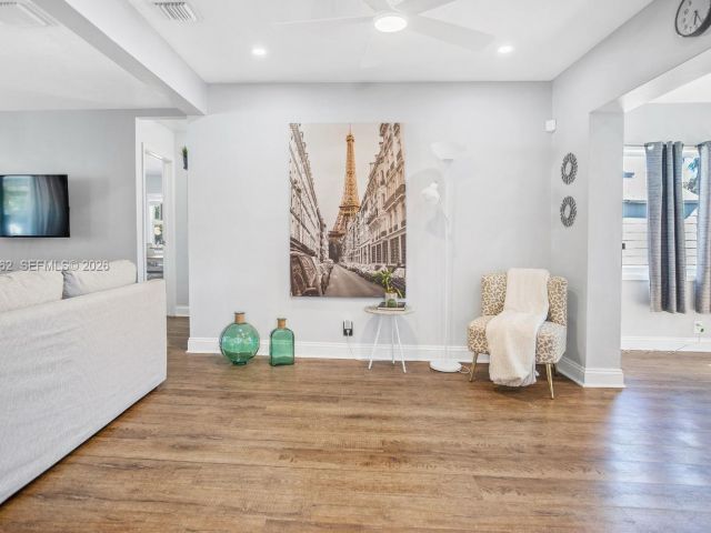 Продажа дома по адресу 2450 NE 18th St - фото 7515531