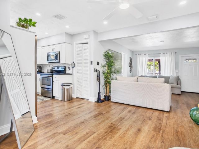 Продажа дома по адресу 2450 NE 18th St - фото 7515535