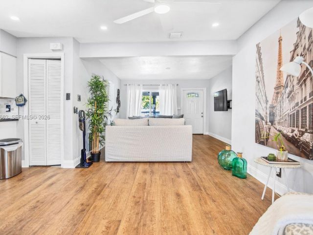 Продажа дома по адресу 2450 NE 18th St - фото 7515536