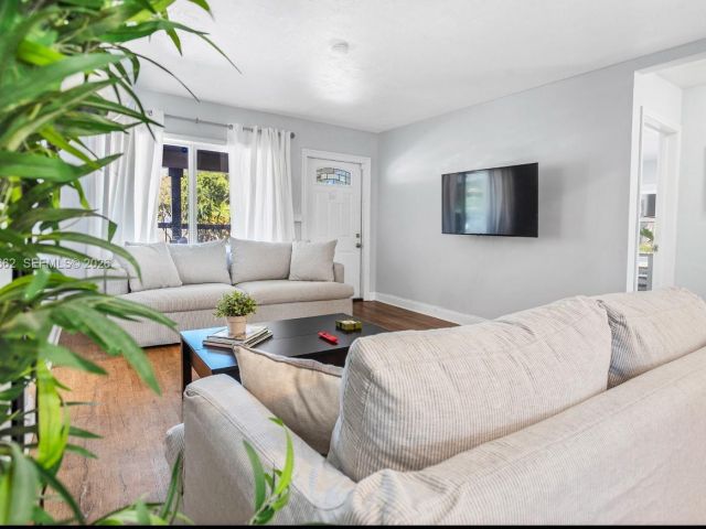 Продажа дома по адресу 2450 NE 18th St - фото 7515537