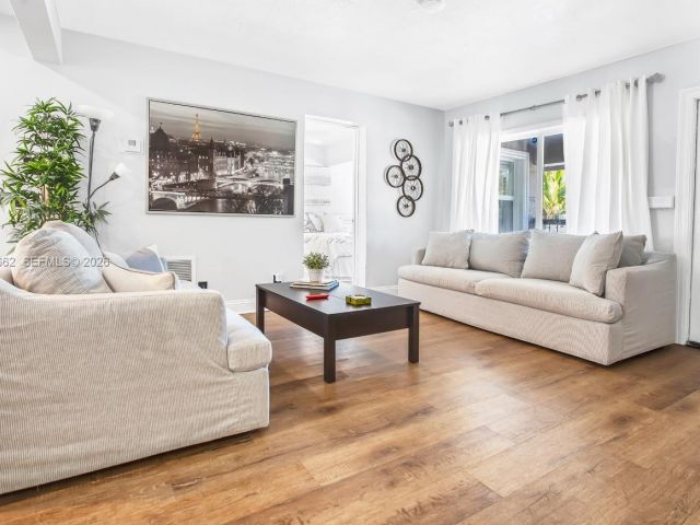 Продажа дома по адресу 2450 NE 18th St - фото 7515539