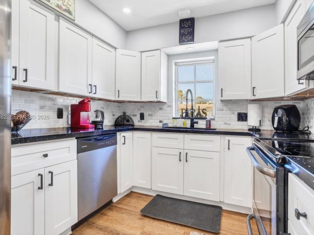 Продажа дома по адресу 2450 NE 18th St - фото 7515540