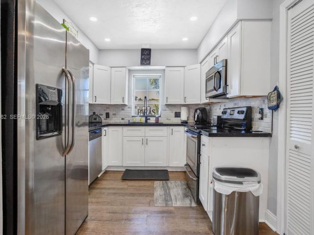 Продажа дома по адресу 2450 NE 18th St - фото 7515541