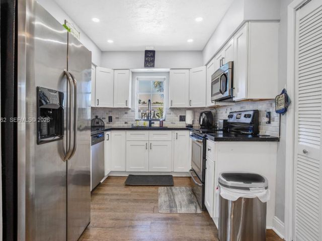 Продажа дома по адресу 2450 NE 18th St - фото 7515542