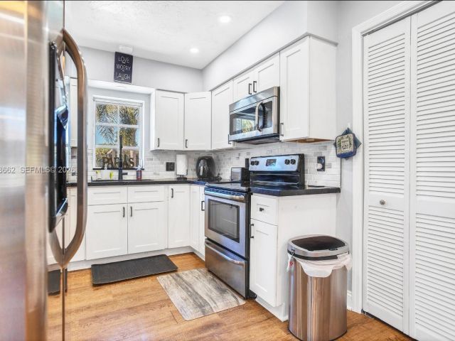 Продажа дома по адресу 2450 NE 18th St - фото 7515543