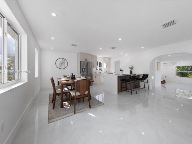 Продажа дома по адресу 651 NW 9th St - фото 7498850