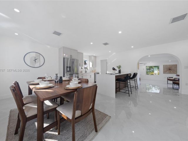 Продажа дома по адресу 651 NW 9th St - фото 7498851