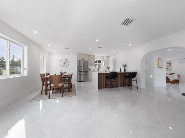 Продажа дома по адресу 651 NW 9th St - фото 7498852