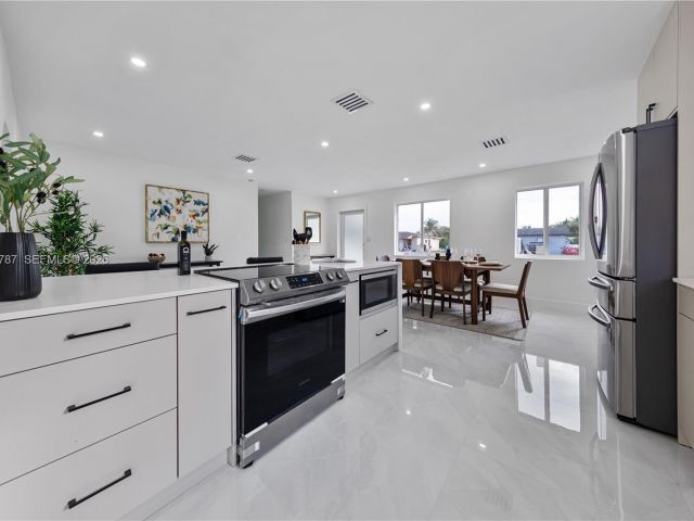 Продажа дома по адресу 651 NW 9th St - фото 7498853