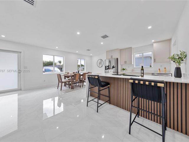 Продажа дома по адресу 651 NW 9th St - фото 7498854