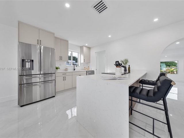 Продажа дома по адресу 651 NW 9th St - фото 7498856