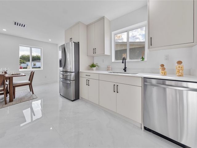 Продажа дома по адресу 651 NW 9th St - фото 7498858