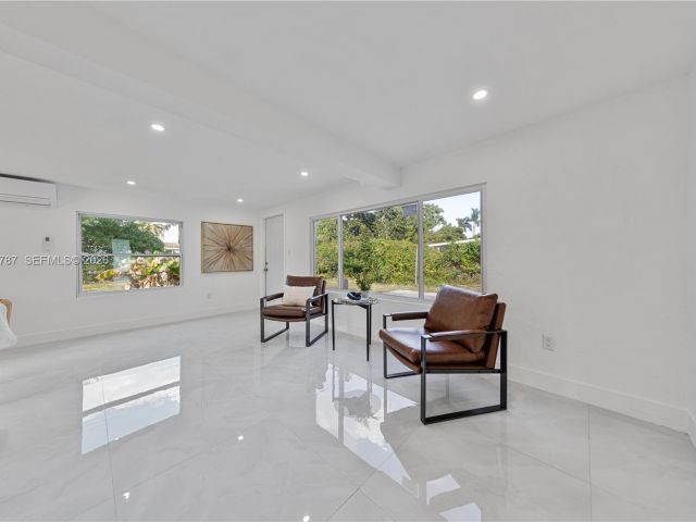 Продажа дома по адресу 651 NW 9th St - фото 7498860