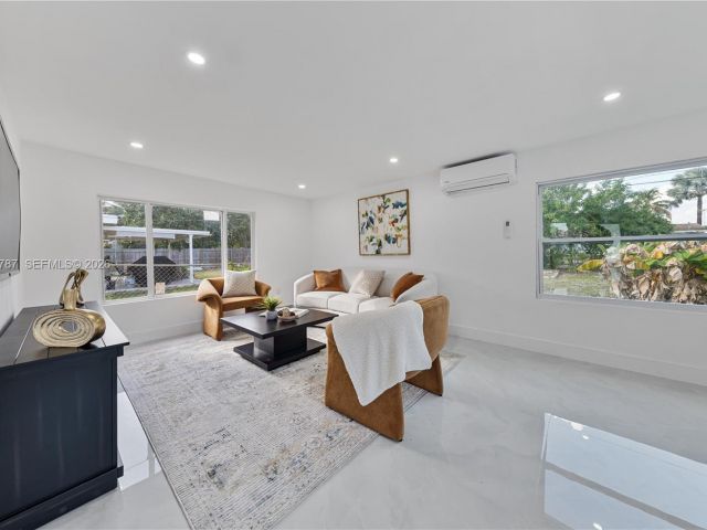 Продажа дома по адресу 651 NW 9th St - фото 7498861