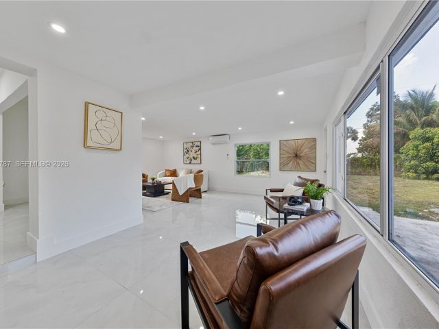 Продажа дома по адресу 651 NW 9th St - фото 7498862