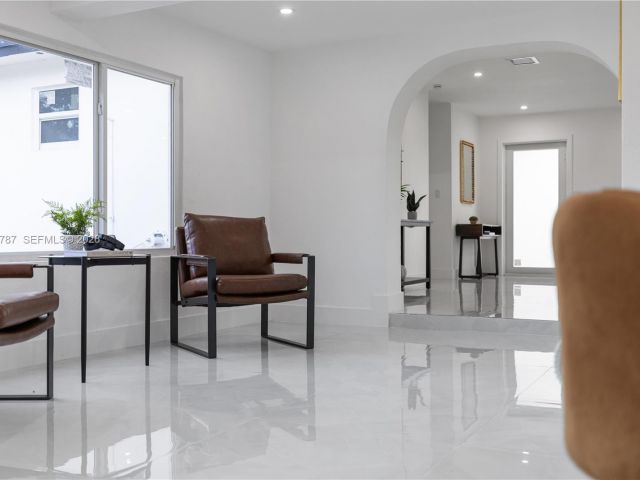 Продажа дома по адресу 651 NW 9th St - фото 7498863