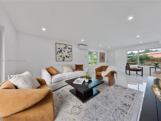 Продажа дома по адресу 651 NW 9th St - фото 7498865