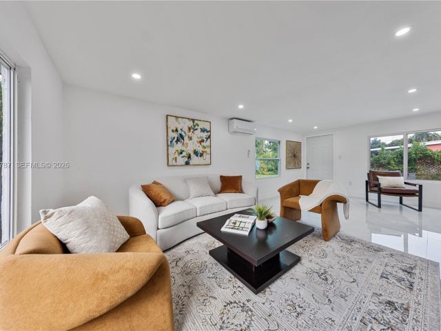 Продажа дома по адресу 651 NW 9th St - фото 7498866