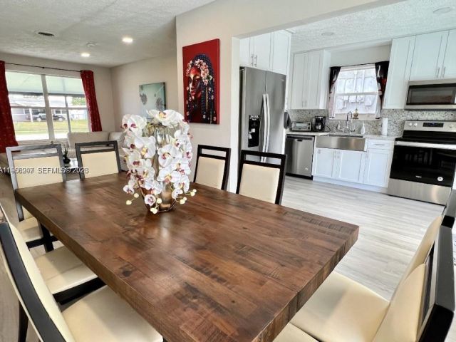 Продажа дома по адресу 2841 SW 4th Ct - фото 7529580