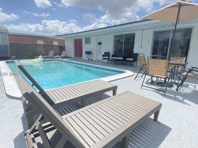 Продажа дома по адресу 2841 SW 4th Ct - фото 7529581