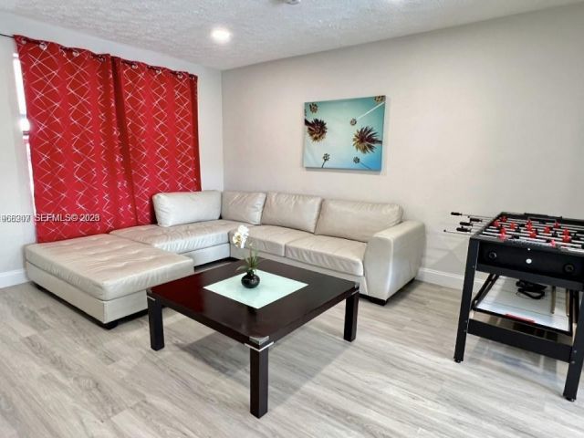 Продажа дома по адресу 2841 SW 4th Ct - фото 7529596