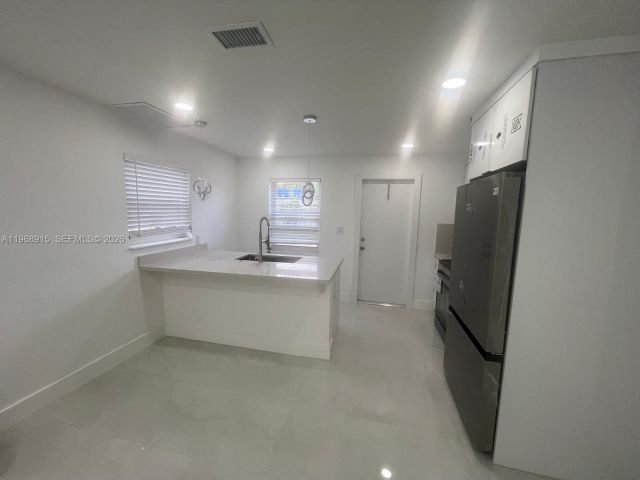 Продажа дома по адресу 361 NW 16th St - фото 7478373