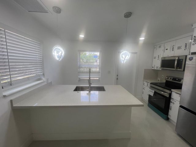 Продажа дома по адресу 361 NW 16th St - фото 7478377