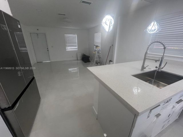 Продажа дома по адресу 361 NW 16th St - фото 7478379