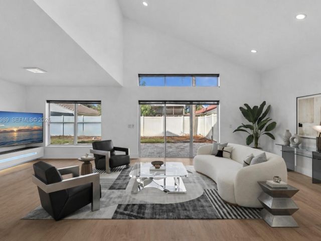 Дом в аренду по адресу 4917 SW 32nd Way - фото 7472416