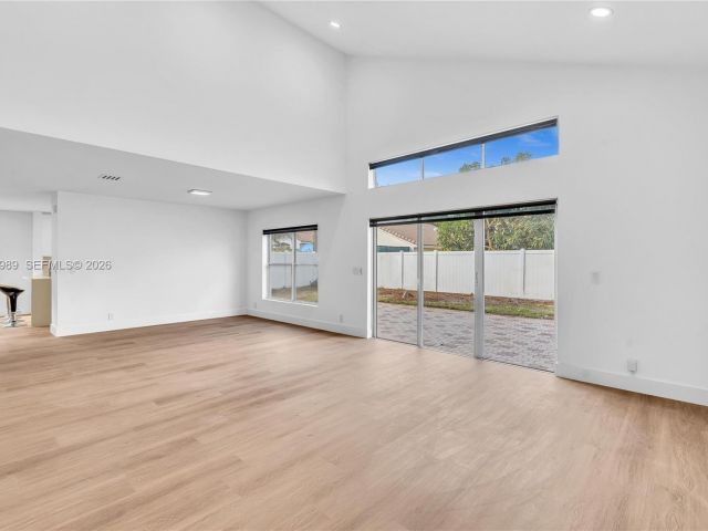 Дом в аренду по адресу 4917 SW 32nd Way - фото 7472417