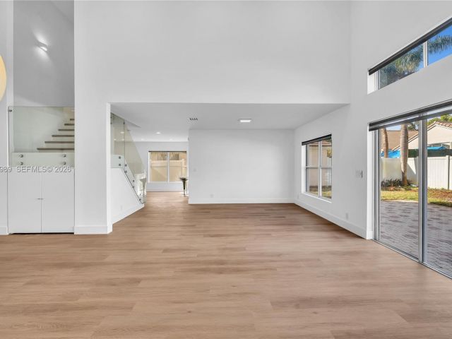 Дом в аренду по адресу 4917 SW 32nd Way - фото 7472418